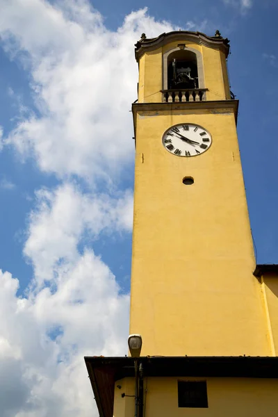 Straßenlaterne kirche albizzate varese italien — Stockfoto