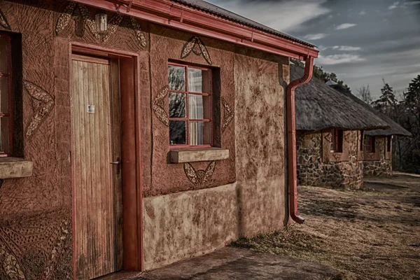 Na aldeia de rua lesotho perto da montanha — Fotografia de Stock