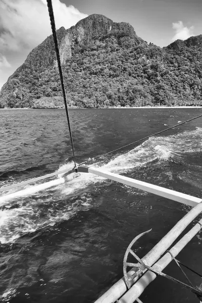 Bir tekne ise ada tepeden bakış — Stok fotoğraf