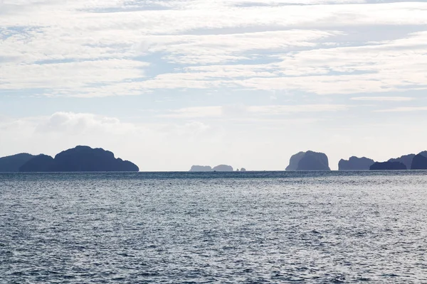 Stilla havet molnen och lampor — Stockfoto