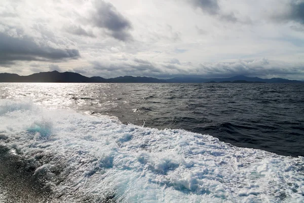 Stilla havet molnen och lampor — Stockfoto