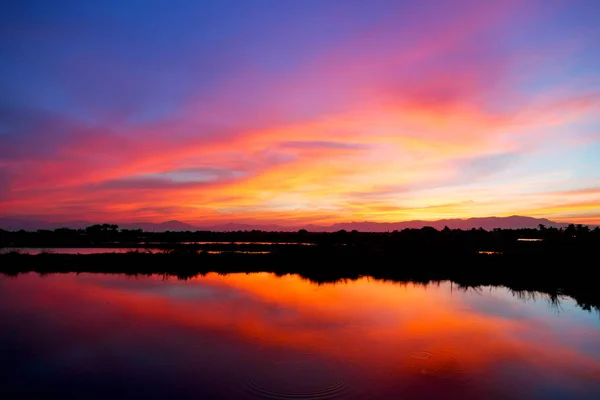 Vista desde el agua del amanecer llena de colores — Foto de Stock