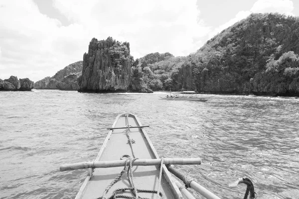 View of the island hill from the prow of a boat — Stock Photo, Image