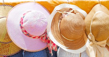 bir eski pazar bir sürü colorated şapka içinde 