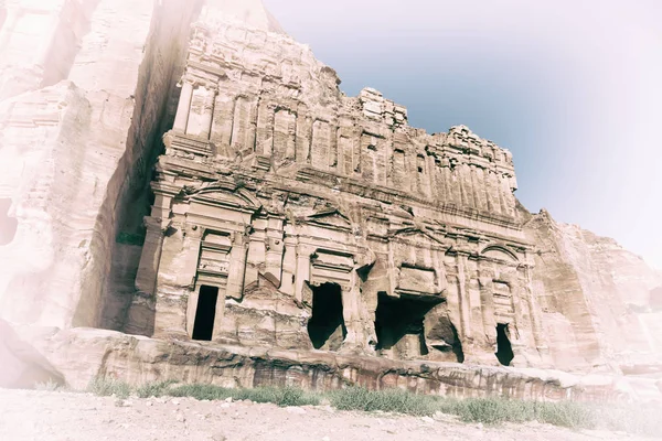 Tumba en el sitio antiguo de petra en Jordania — Foto de Stock