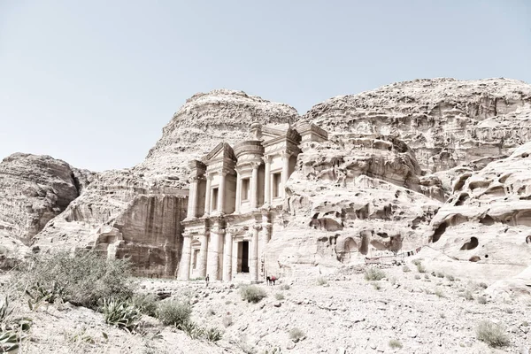 El sitio antiguo de petra en Jordania el monasterio — Foto de Stock