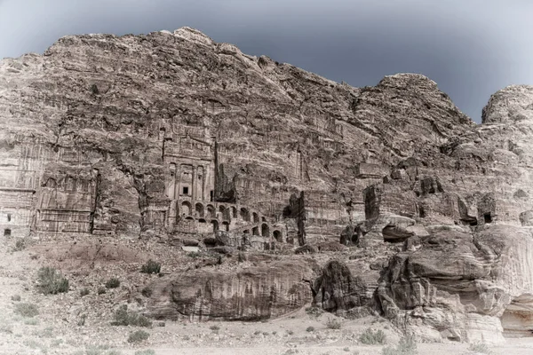 Tumba en el sitio antiguo de petra en Jordania — Foto de Stock