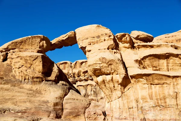 Стара пустеля і скеля біля діри — стокове фото
