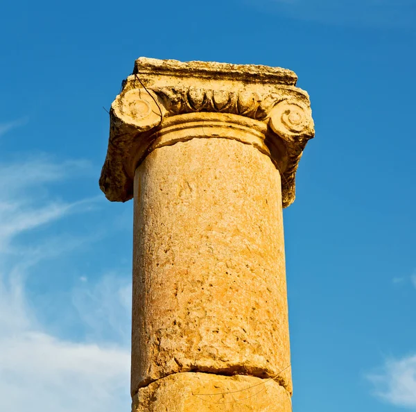 La columna antigua y el sitio arqueológico patrimonio clásico —  Fotos de Stock