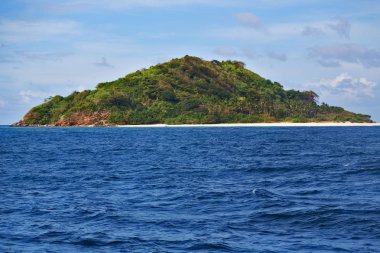 bir tekne güzellikler kıyı şeridi deniz ve rock 