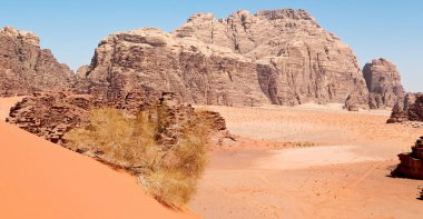 Çölde kum ve dağ macera hedef
