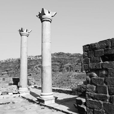  kilise kalıntıları üzerinden anıtların görünümü