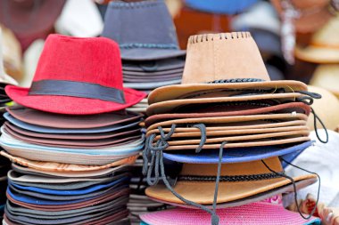 bir eski pazar bir sürü colorated şapka içinde 