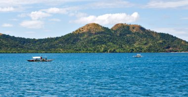 bir tekne güzellikler kıyı şeridi deniz ve rock 