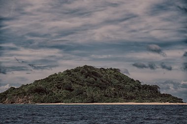bir tekne güzellikler kıyı şeridi deniz ve rock 
