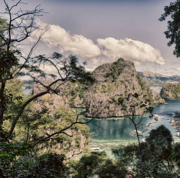 Vista desde un acantilado de la hermosa bahía del paraíso —  Fotos de Stock