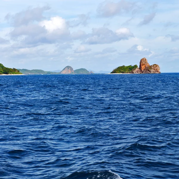 С лодки в красивой панораме побережья моря и скалы — стоковое фото