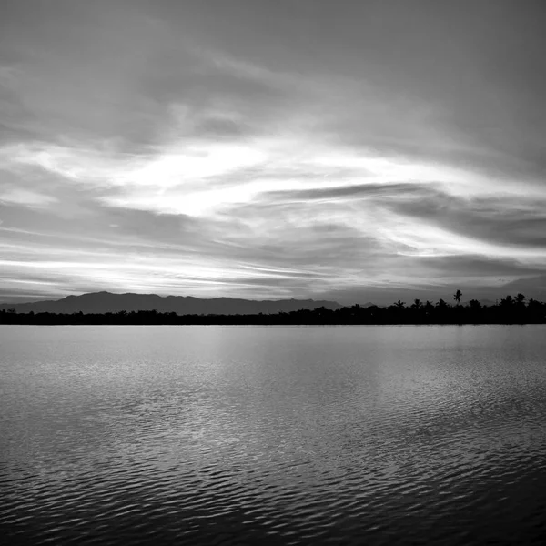 Blick vom Wasser auf den Sonnenaufgang voller Farben — Stockfoto