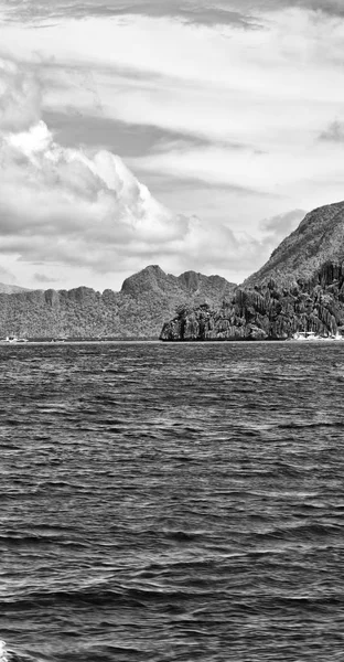 Desde un barco en hermosa costa panorámica mar y roca — Foto de Stock