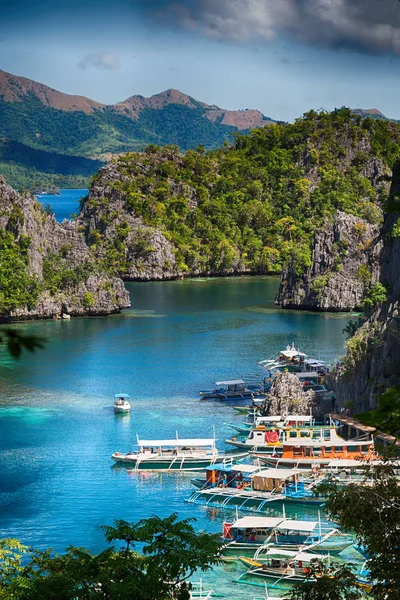 Visa från en klippa av vackra paradise bay — Stockfoto