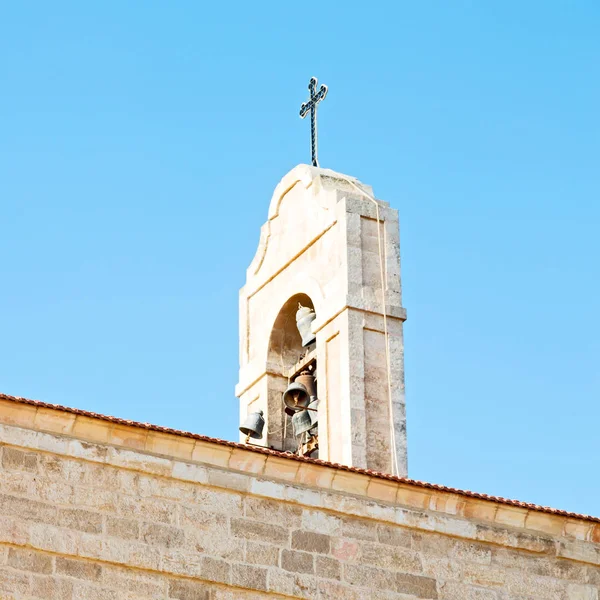   antika Kilisenin çan açık gökyüzünde