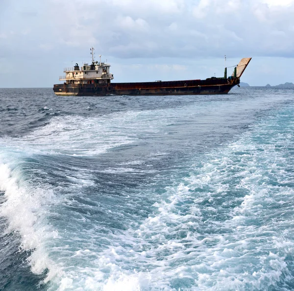 Näkymä veneestä ja Tyynenmeren rannalta — kuvapankkivalokuva