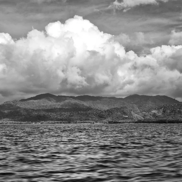 З човна в красивій панорамі узбережжя моря і скелі — стокове фото