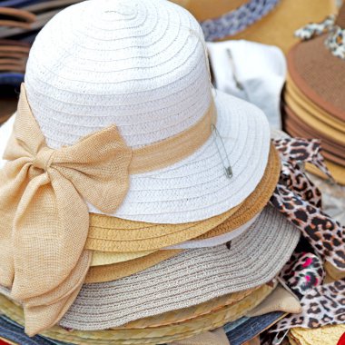 bir eski pazar bir sürü colorated şapka içinde 