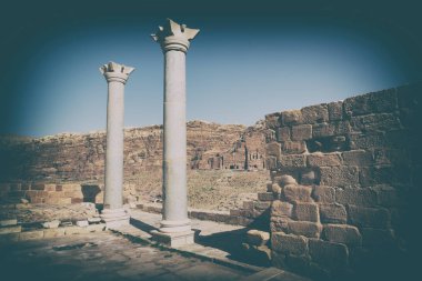  kilise kalıntıları üzerinden anıtların görünümü