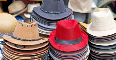 bir eski pazar bir sürü colorated şapka içinde 