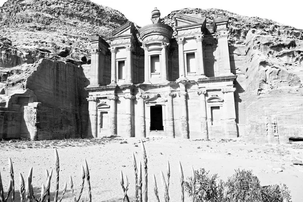 O sítio antigo de petra na Jordânia o mosteiro — Fotografia de Stock