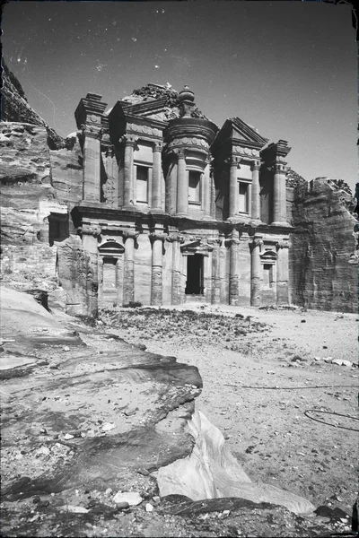 El sitio antiguo de petra en Jordania el monasterio — Foto de Stock