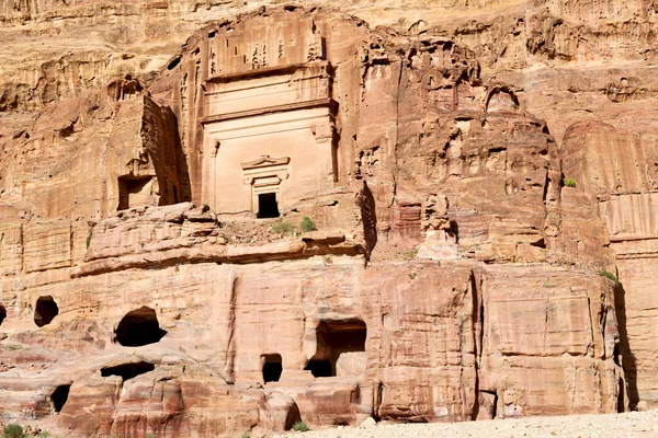 Grav i den antika platsen av petra i Jordanien — Stockfoto