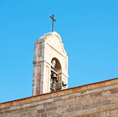   antika Kilisenin çan açık gökyüzünde