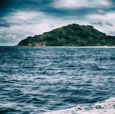   Tekne ve Pasifik Okyanusu görünümünden   