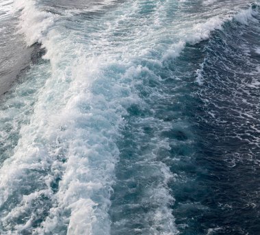   Tekne ve Pasifik Okyanusu görünümünden   