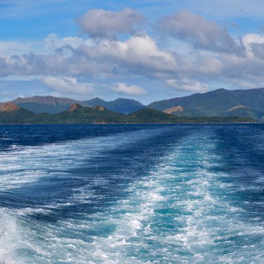   Tekne ve Pasifik Okyanusu görünümünden   