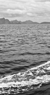 bir tekne güzellikler kıyı şeridi deniz ve rock 