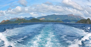   Tekne ve Pasifik Okyanusu görünümünden   
