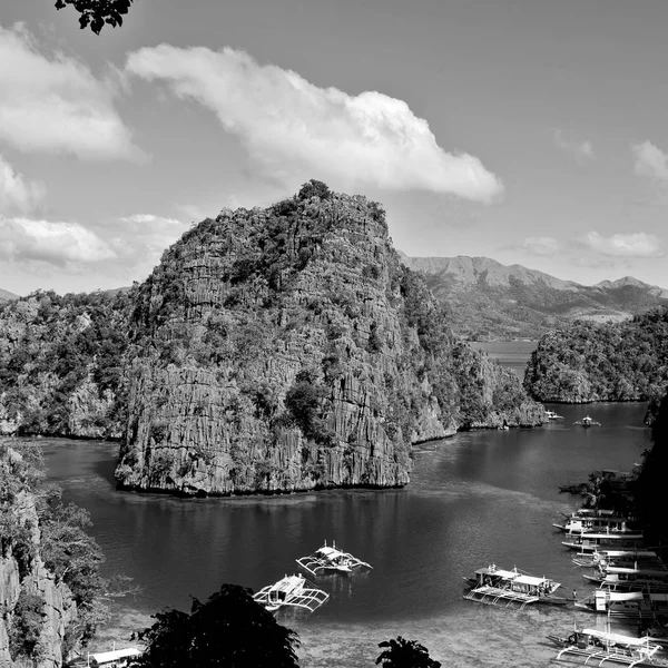 Vista de um penhasco da bela baía do paraíso — Fotografia de Stock