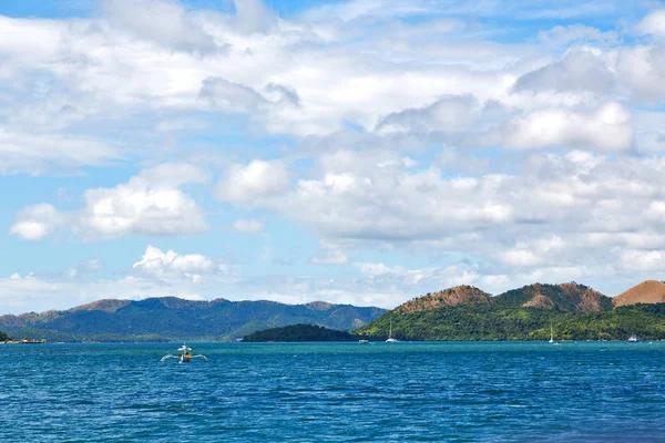 Desde un barco en hermosa costa panorámica mar y roca — Foto de Stock