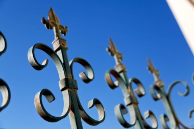 gökyüzünde potansiyel bir demir çit