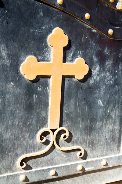Na porta uma cruz como fundo — Fotografia de Stock
