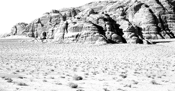 En la arena del desierto y destino de aventura de montaña — Foto de Stock