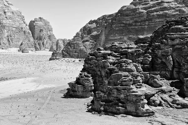 En la arena del desierto y destino de aventura de montaña — Foto de Stock