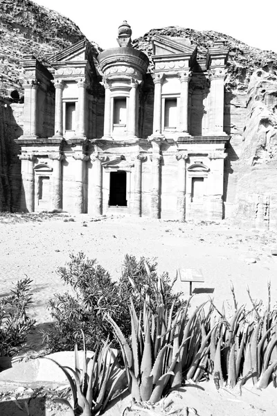 El sitio antiguo de petra en Jordania el monasterio — Foto de Stock