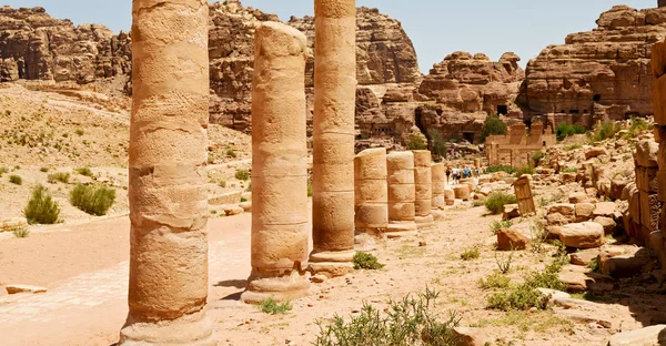 La strada antica piena di colonne e patrimonio — Foto Stock