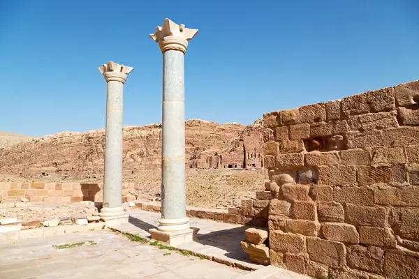 La vista de los monumentos desde las ruinas de la iglesia — Foto de Stock