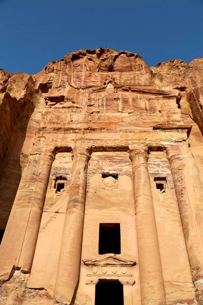 Tumba no sítio antigo de petra na Jordânia — Fotografia de Stock