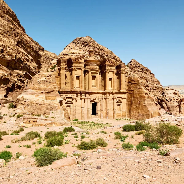 El sitio antiguo de petra en Jordania el monasterio — Foto de Stock